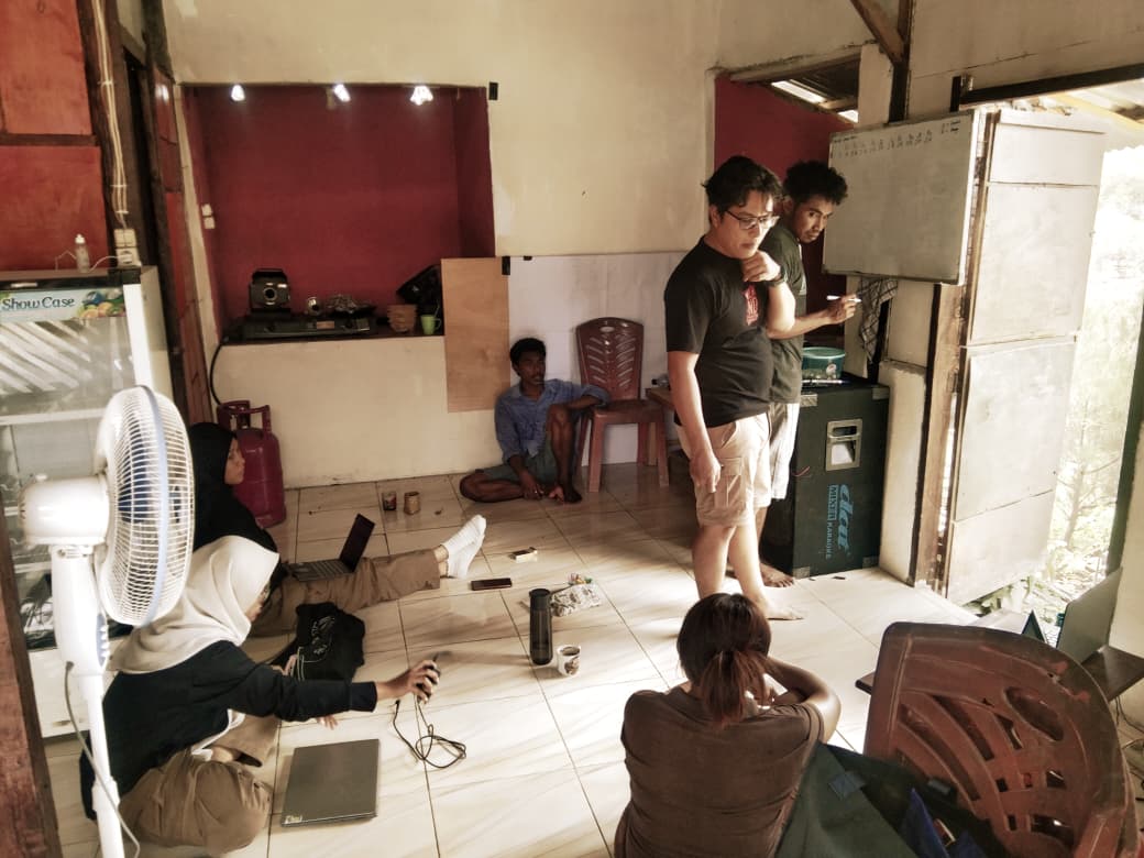 Diskusi di Rumah Kopi Tana Tawa
